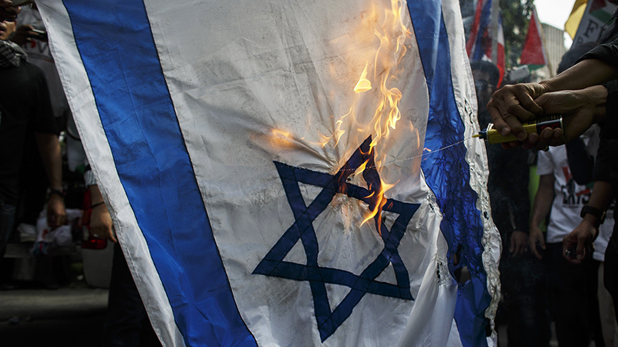 حرق أعلام إسرائيل وأمريكا بأندونيسيا وألمانيا