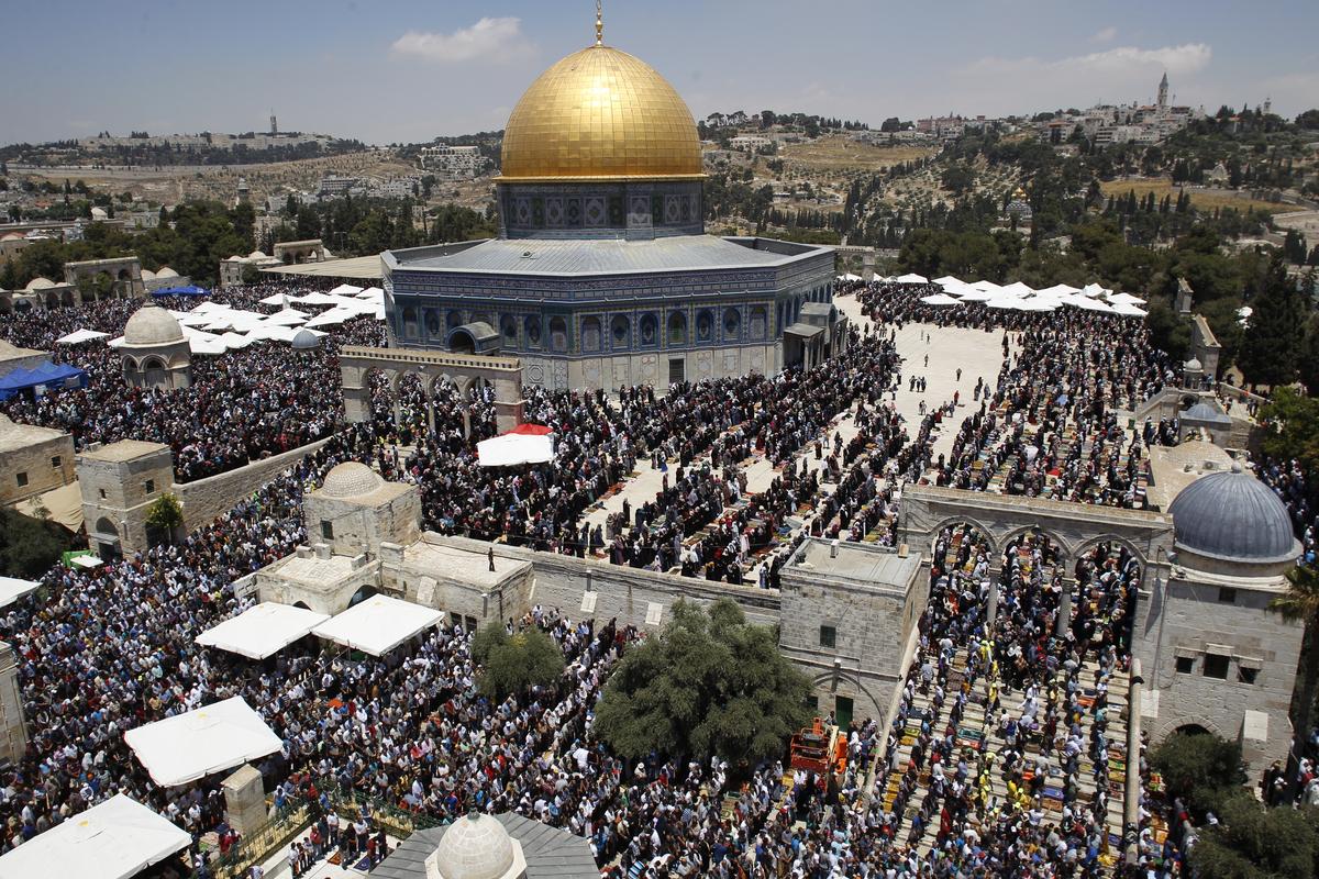 Palestinians Defy Israeli Restrictions, Perform Prayers at Al-Aqsa Mosque