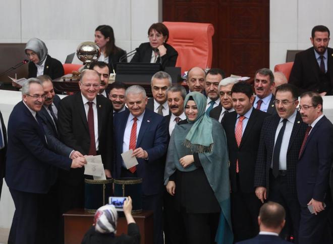 Parlamento turco aprueba la ampliación de poderes de Erdogan