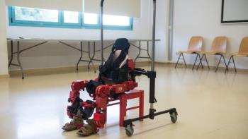 روبوت يساعد الأطفال المشلولين على المشي مجدداً