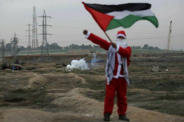 بالصور..حتى "بابا نويل" لم يسلم من رصاص الاحتلال الاسرائيلي