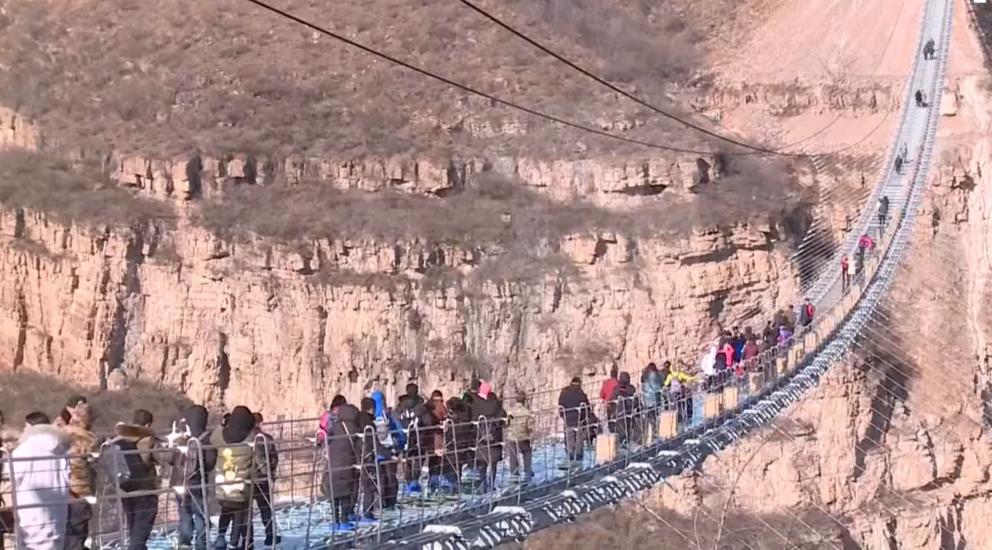 China inaugura el espectacular puente de cristal más largo del mundo