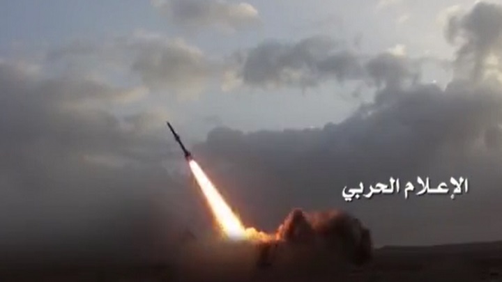 صاروخ باليستي يمني يدك معسكر لتحالف العدوان في مأرب