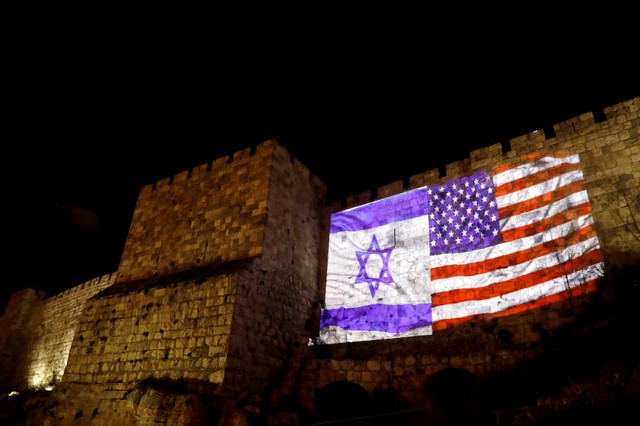 الاحتلال يتحدى المسلمين ويضيء القدس بالعلمين الاسرائيلي والامريكي