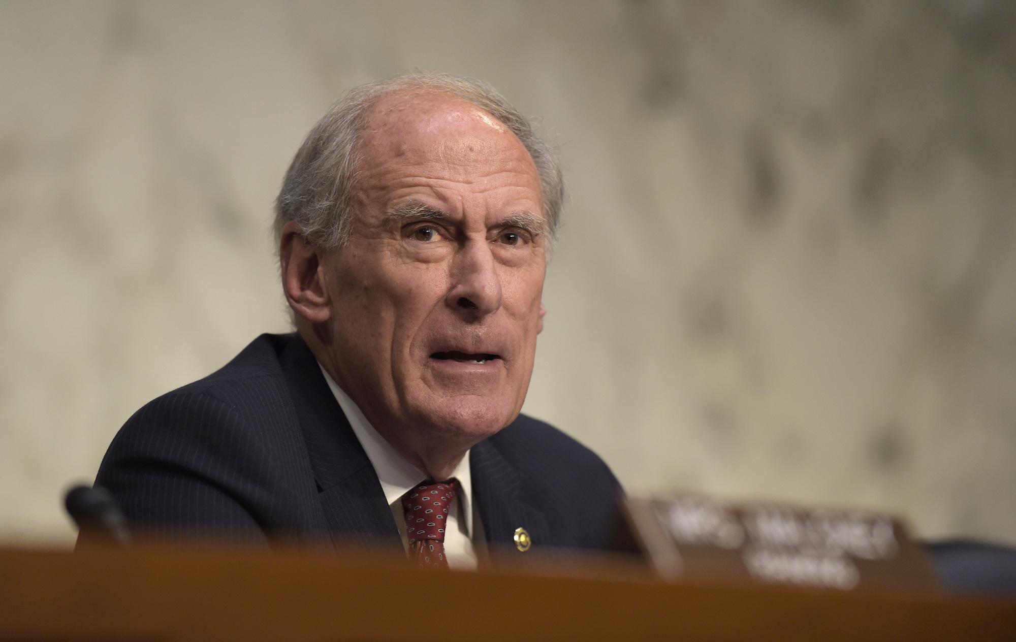 Trump elige al exsenador Dan Coats como jefe de inteligencia