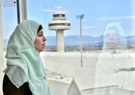 القضاء الاسباني ينتصر لموظفة في المطار ويسمح لها بارتداء الحجاب