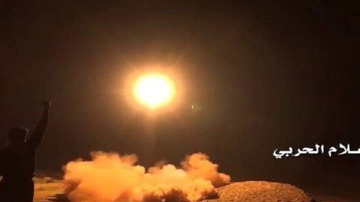 بعد مجزرة صنعاء، القوات اليمنية تدك مطار أبها في عسير بصاروخ باليستي