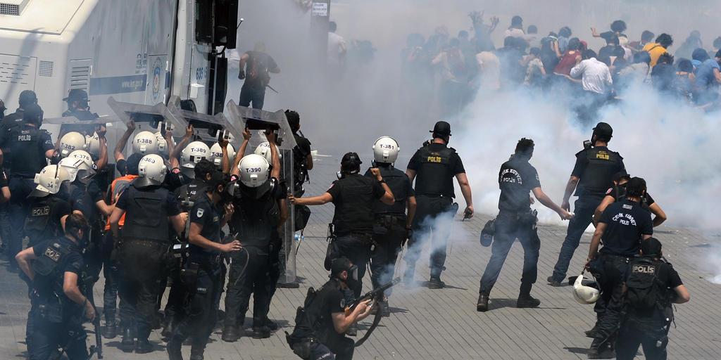 Policía bahreiní ataca a los manifestantes