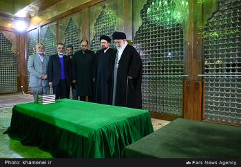 حضور رهبر انقلاب در مرقد مطهر امام راحل و گلزار شهدای بهشت زهرا به مناسبت دهه فجر