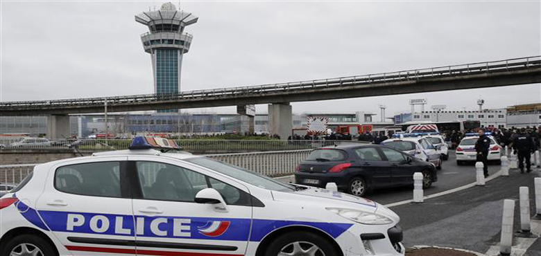پیرس، ائیرپورٹ پر حملہ، حملہ آور ہلاک