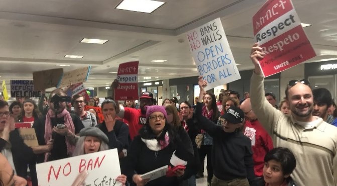 Estadounidenses protestan contra políticas de Trump en aeropuerto de Dallas