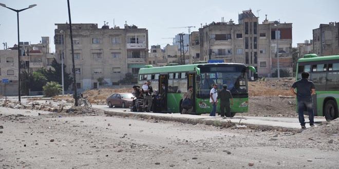 خروج مئات المسلحين من حي الوعر بمدينة حمص السورية