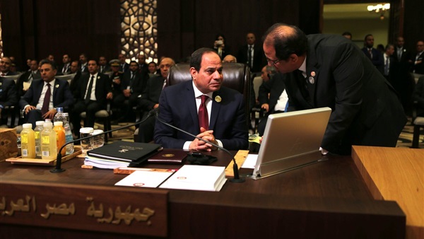 الرئيس المصري يغادر جلسة القمة العربية أثناء كلمة أمير قطر+فيديو
