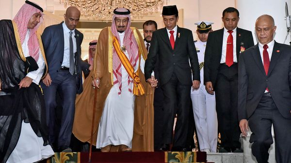 El "sencillo" viaje del rey de Arabia Saudita: llegó a Indonesia en 27 aviones y con 450 toneladas de equipaje