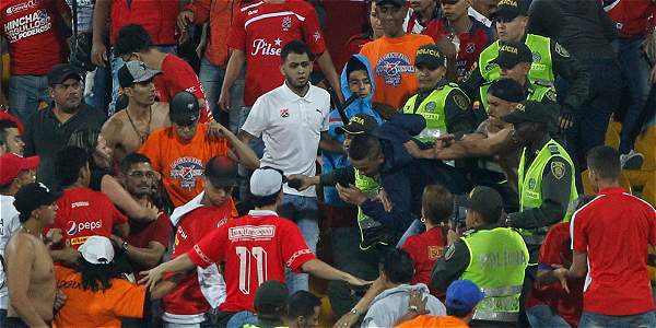 Violencia en el estadio de Medellín dejó 2 heridos y 20 riñas