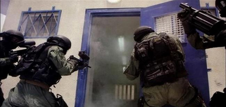 گستاخ رسول جیلروں کی فلسطینیوں نے کر دی پٹائی گستاخ رسول جیلروں کی فلسطینیوں نے کر دی پٹائی