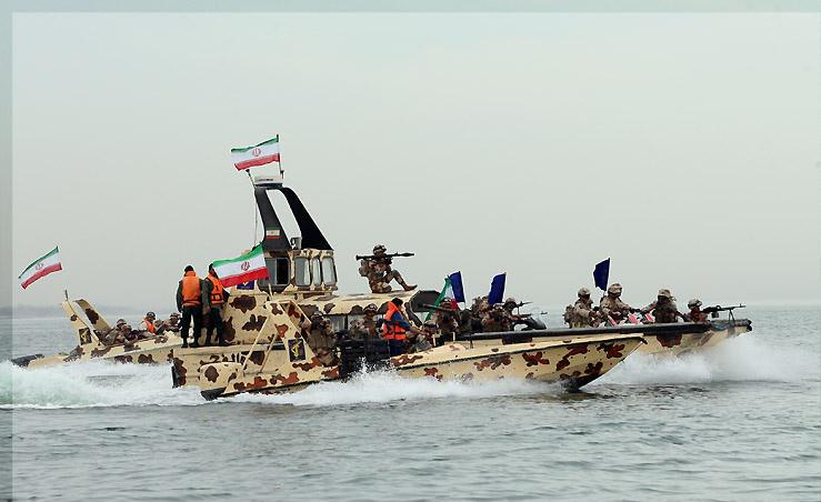 سفينة امريكية تفرّ من الحرس الثوري بالخليج الفارسي