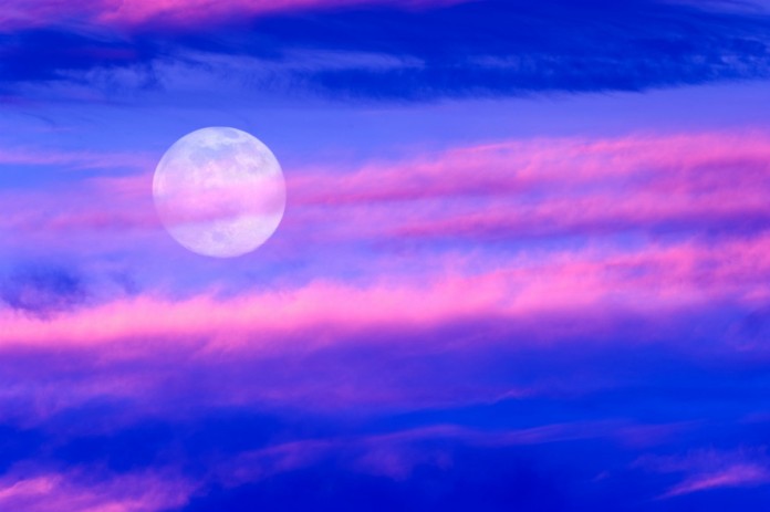 En abril la “luna rosada” iluminará el cielo