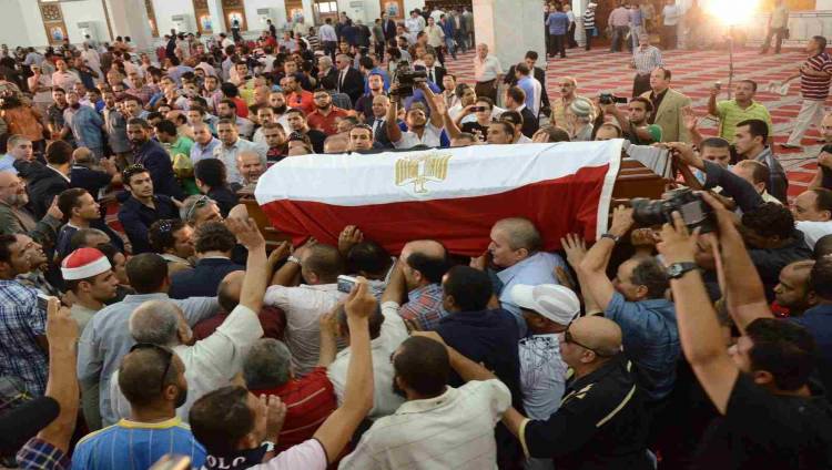 مصر تشييع الضابط الذي احتضن الارهابي قبل دخول الكنيسة في الاسكندرية
