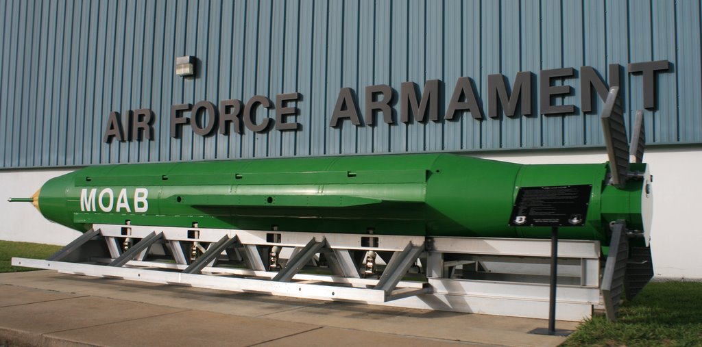 بالصور..أمريكا تلقي "أم القنابل" أكبر قنبلة على أفغانستان