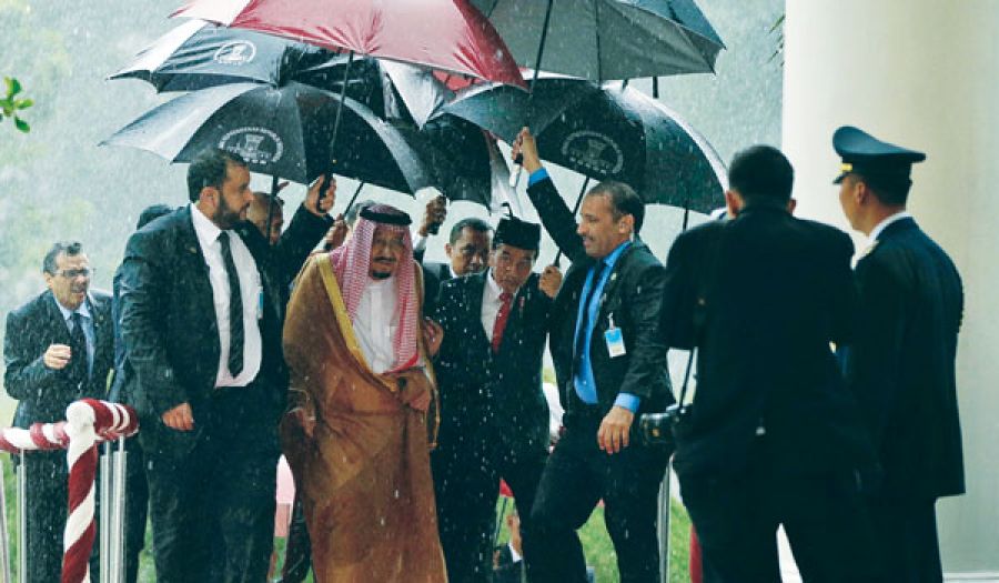 رئيس إندونيسيا للملك سلمان: بعد أن حملت المظلة لك خاب ظني بك أيها الملك