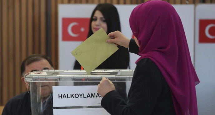 Dos muertos por explosión de bomba cerca de un centro de votación en Turquía