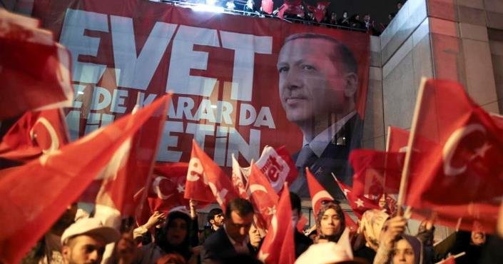 El Sí a conceder más poderes a Erdogan gana en el referéndum en Turquía