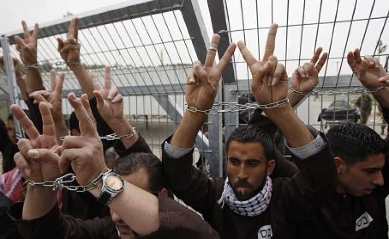 آلاف الأسرى الفلسطينيون يبدأون إضراب "الحرية والكرامة"