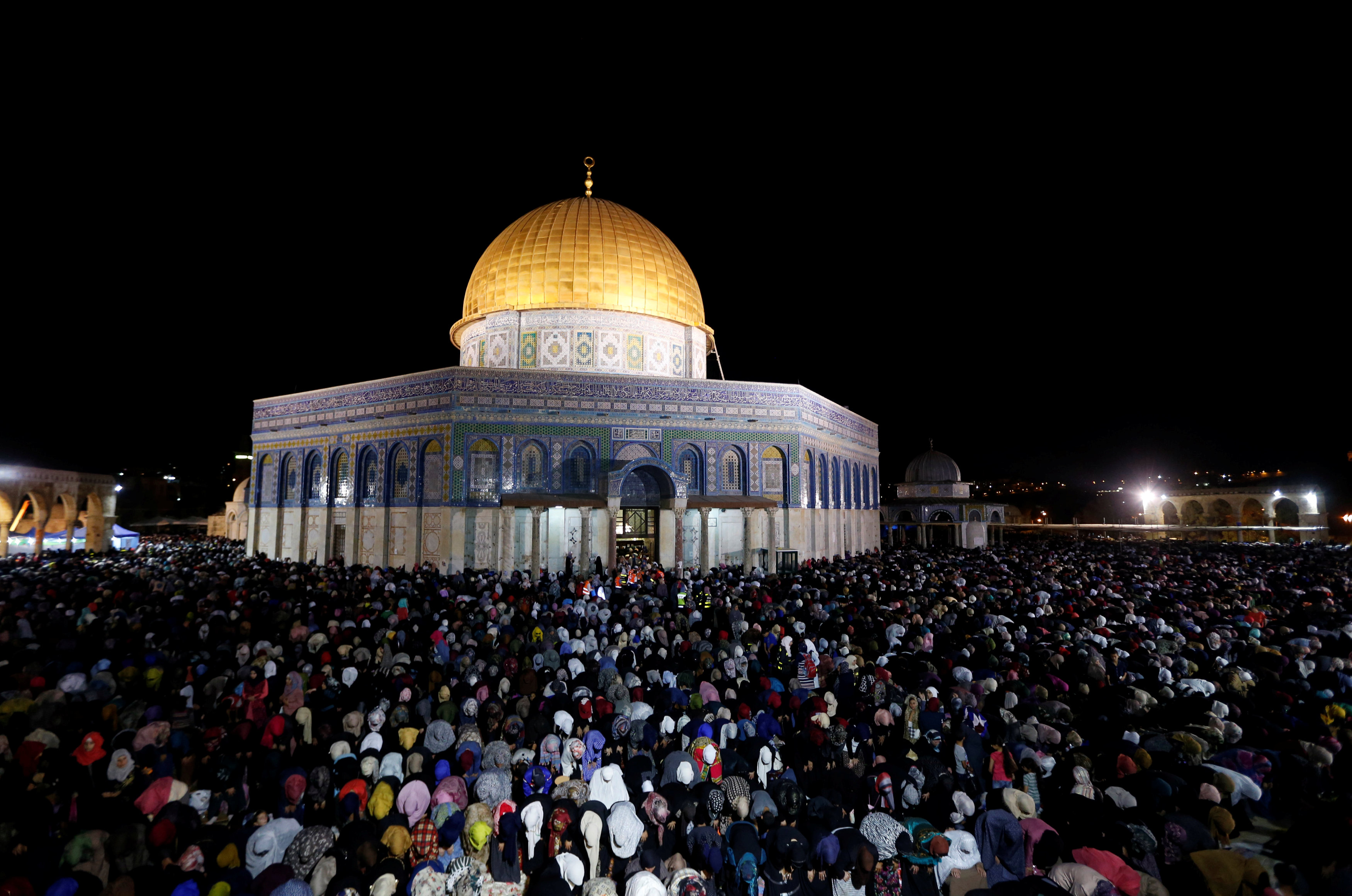 طعن ثلاثة إسرائيليين  بينهم ضابط بالقدس ومنفذ العملية يرتقي شهيداً