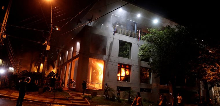 Manifestantes queman el Congreso de Paraguay