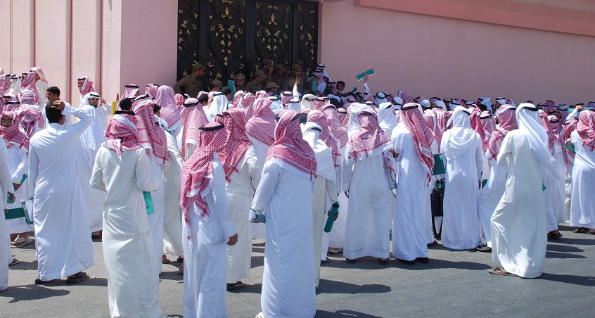 السعودية: أزمات متفاقمة تدفع بالعاطلين عن العمل للتظاهر في الرياض