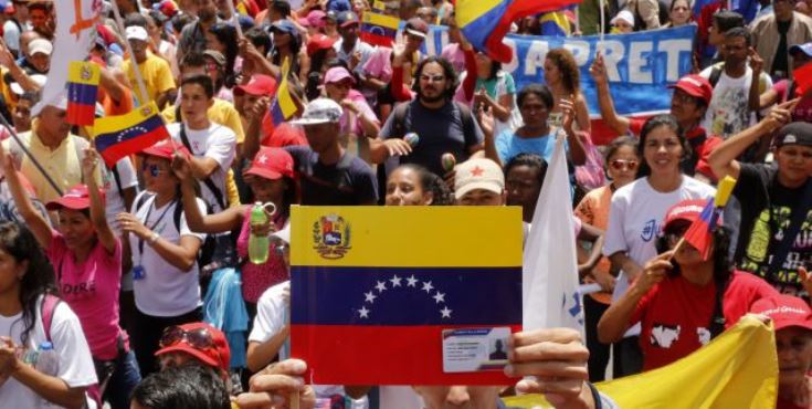 Opositores venezolanos y chavistas celebran manifestaciones en Caracas