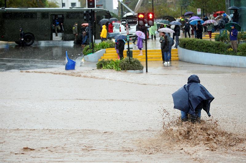 Desborde de ríos en Chile pone en alerta a la población