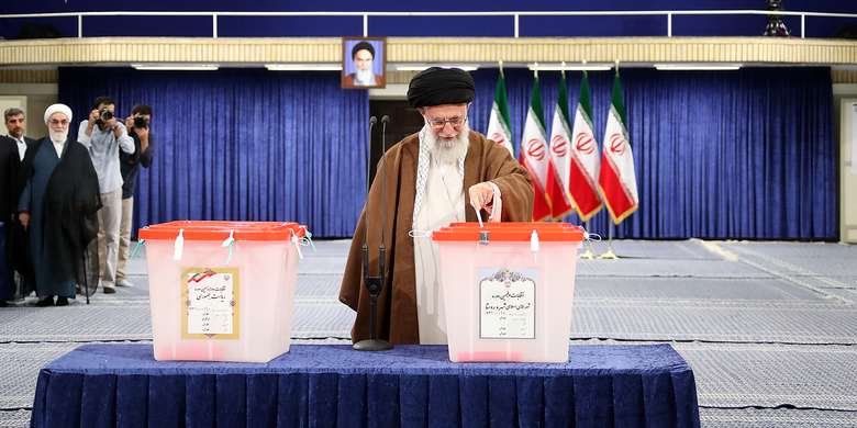 بالصور..بدء التصويت في الانتخابات الرئاسية الايرانية، و آیة الله خامنئي أول الناخبين