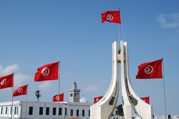 تونس؛ اقالة وزراء واشتباكات مسلحة جنوب البلاد