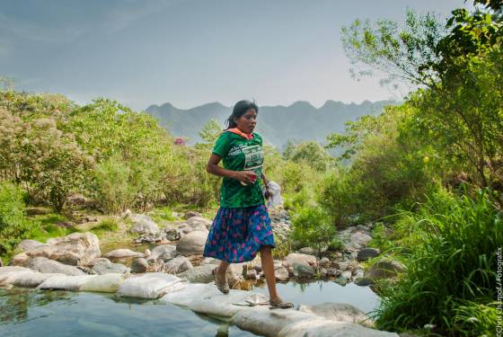 Una mujer tarahumara gana un ultramaratón en México sin equipación deportiva