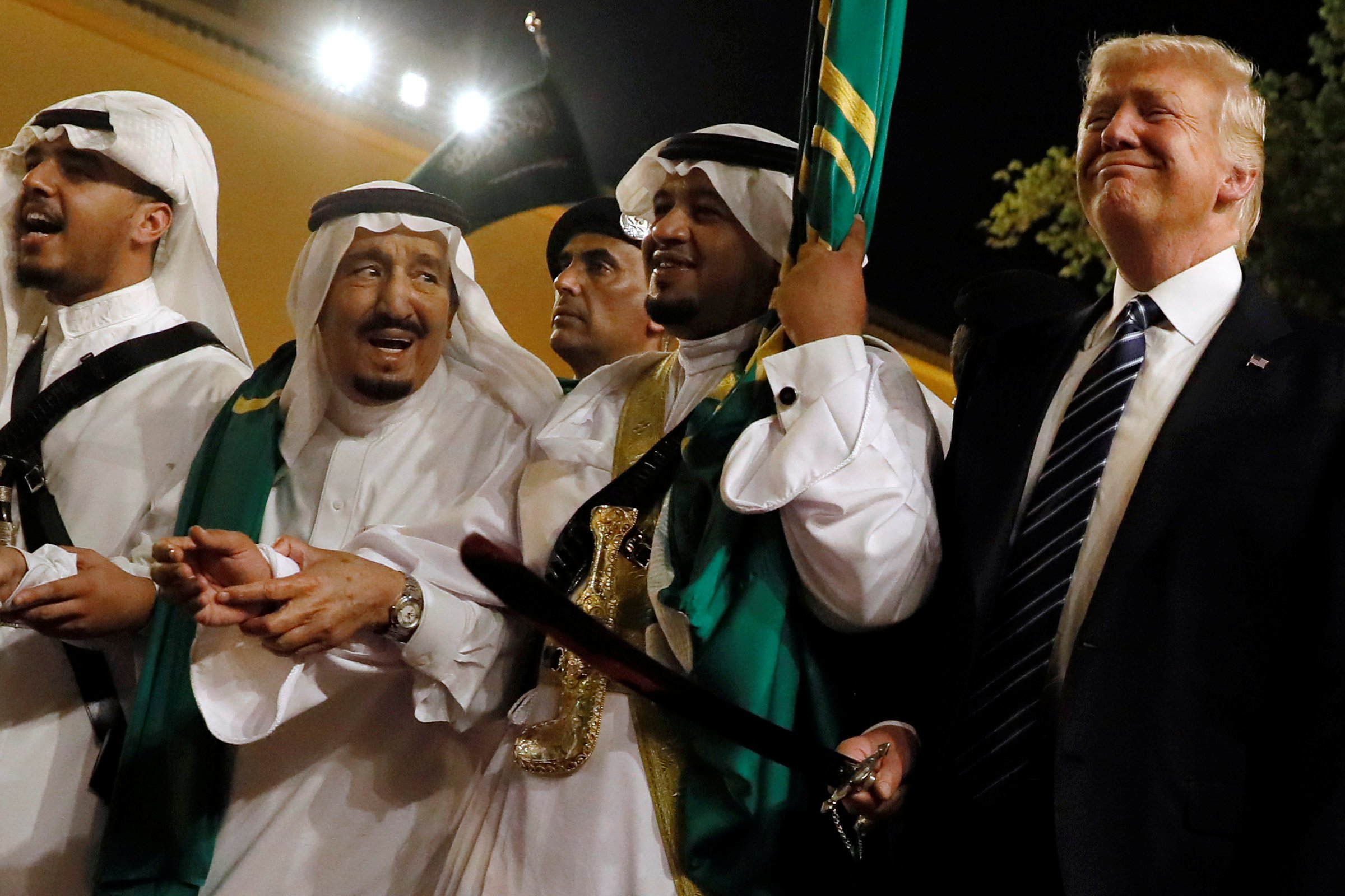 ترامب يتمايل على رقصة الحرب مع الملك السعودي ويشهر سيفه متوعّدا