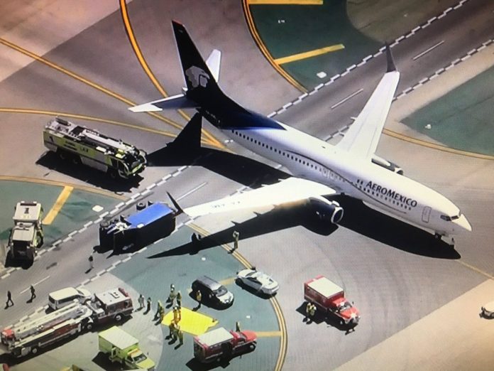 Avión de Aeroméxico choca con un camión en Los Ángeles