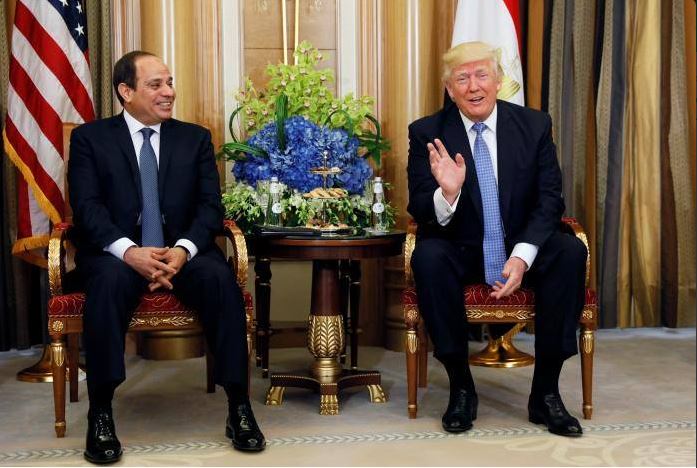 ترامب للسيسي: أنا معجب بحذائك يا ولد