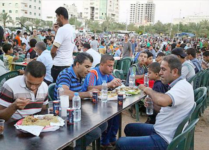 الهلال الاحمر الايراني للعام الثاني على التوالي سيطعم ربع مليون صائم في غزة