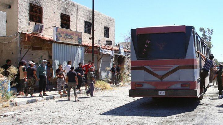إجلاء الدفعة الثانية من المسلحين من مخيم اليرموك الى إدلب