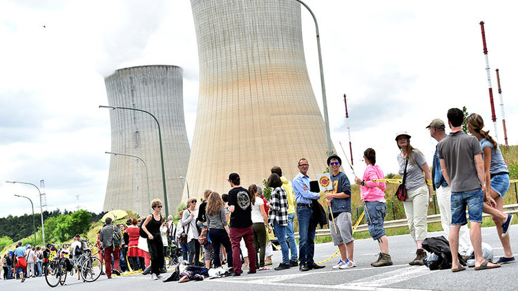 Una cadena humana de 90 kilómetros protesta contra dos viejos reactores nucleares belgas