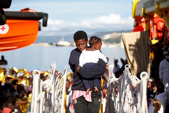 Italia, desesperada con la llegada masiva de inmigrantes, amenaza con cerrar puertos