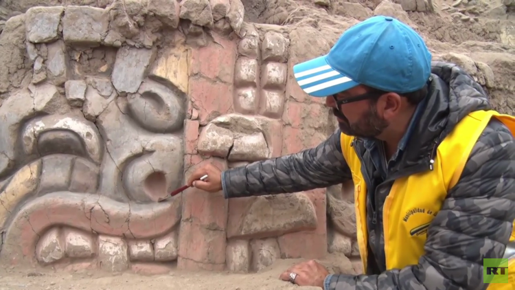 Desentierran figuras de 3.500 años de antigüedad en un santuario prehispánico en Lima