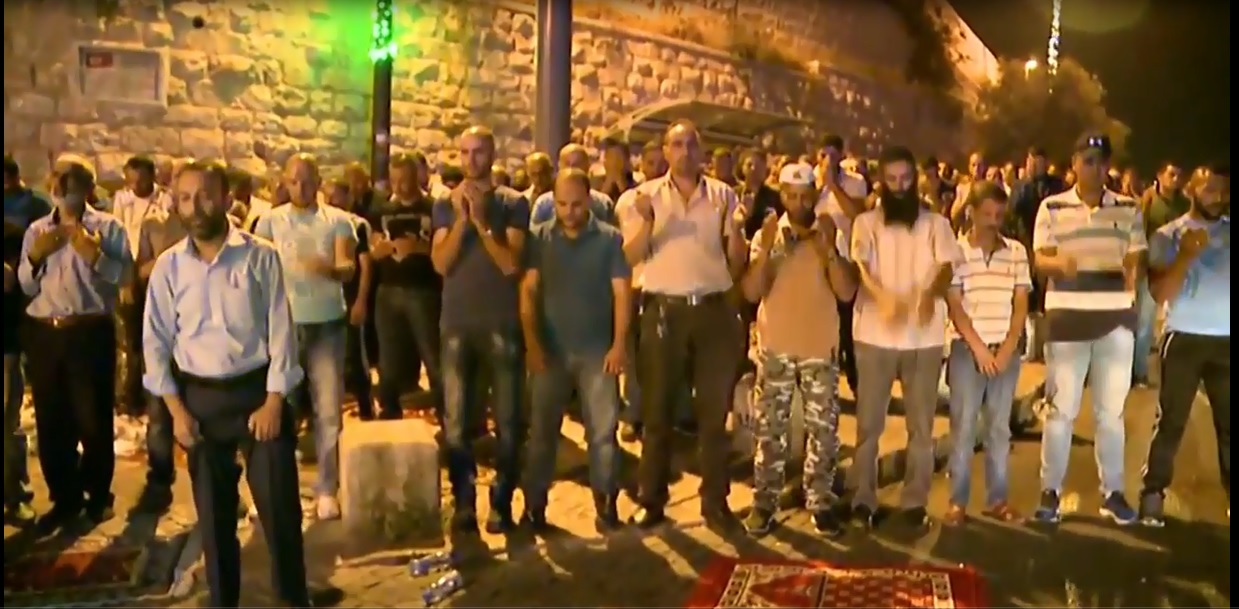 50 جريحا من المقدسيين خلال مواجهة إجراءات الإحتلال بالأقصى (فيديو)