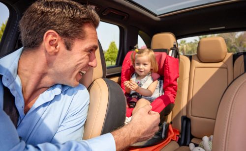 Por qué los niños deberían ir sentados tras el asiento del copiloto
