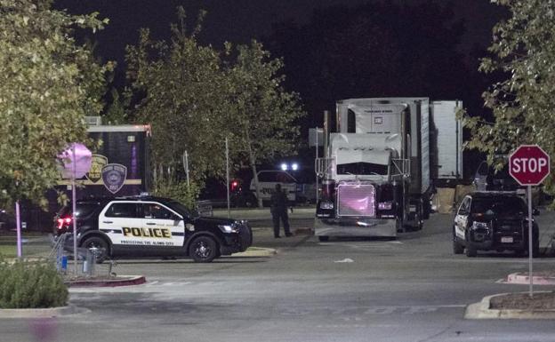 Hallan ocho cadáveres en el fondo de un camión en Texas, EEUU