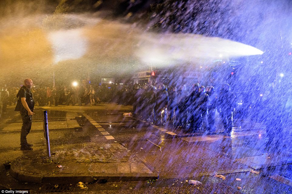 بالصور: اشتباكات عنيفة بين الشرطة ومناهضين لقمة العشرين.. ودعوات شعبية لإسقاط الرأسماليّة