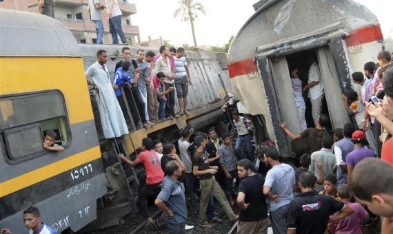 بالفيديو والصور..عشرات الضحايا في حادث تصادم قطارين شرق الاسكندرية