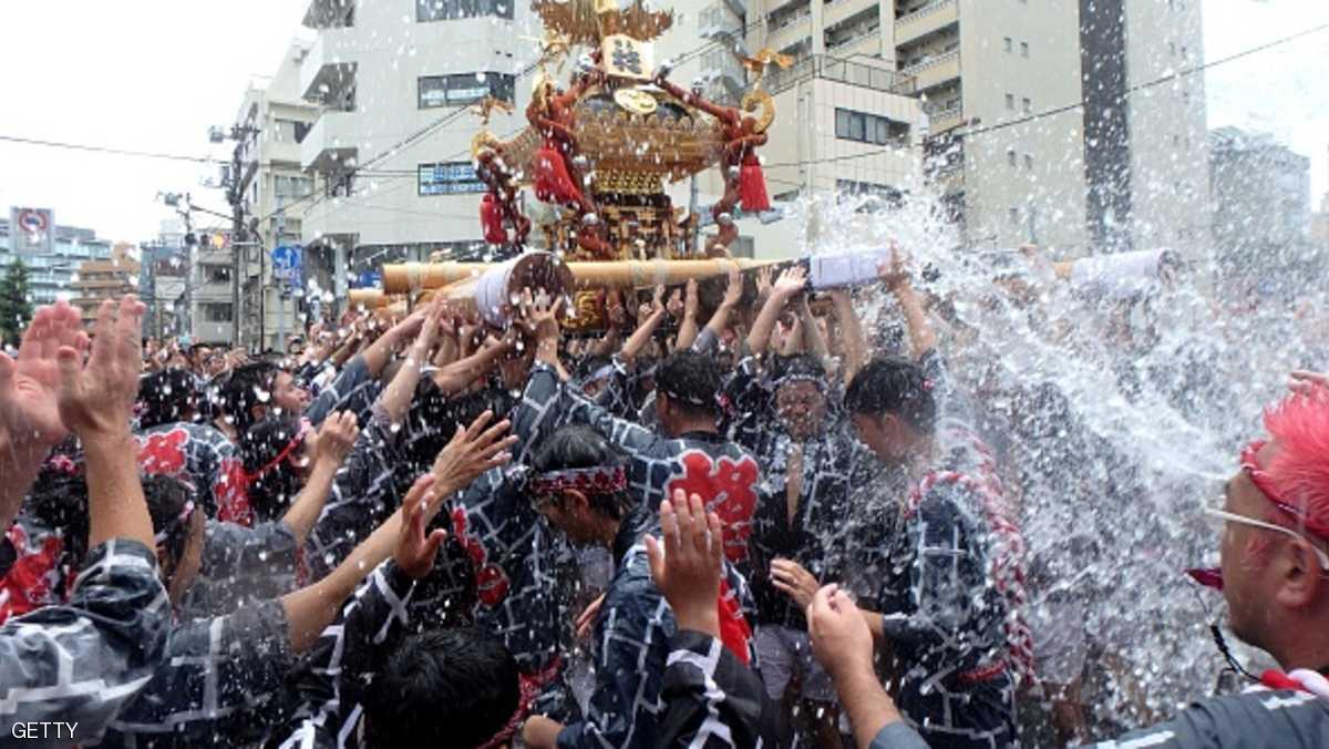 مهرجان رش الماء الياباني عبادة وتسلية في آنٍ معاً